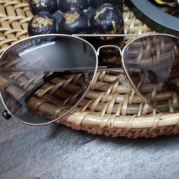 Tommy hilfiger sunglasses. - Picture 6 of 7